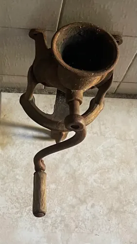Máquina vintage de moer café