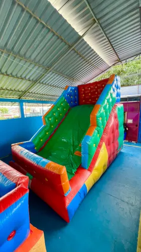 Brinquedos para sua festa, inflaveis, cama elástica, pipoca e algodão doce.