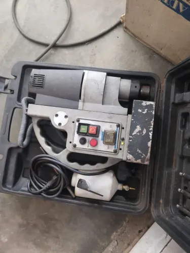 Furadeira com base magnética 