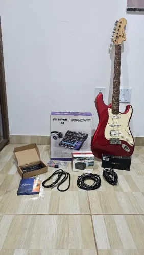 Kit guitarra Guitarra elétrica Squier Affinity Series Stratocaster HSS vermelha Américana