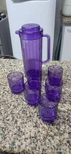 Jarra com copos da Tupperware.