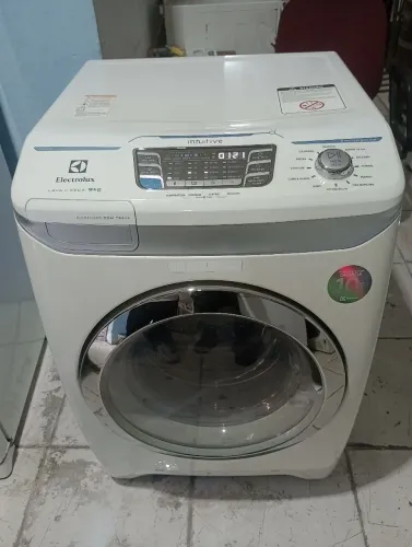 Máquina de lavar e secar roupas Eletrolux intuitive