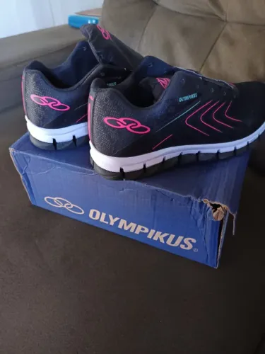 Tênis feminino novo na caixa 39 