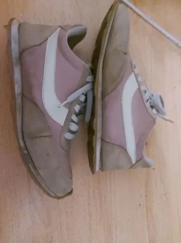 Tenis bege com detalhes branco e rosado