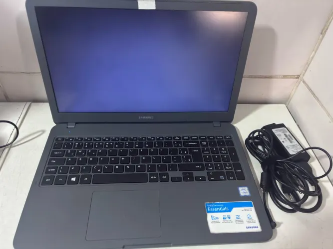 Samsung Essentials E30