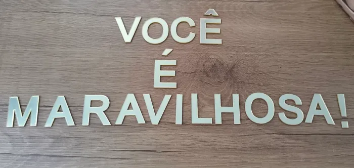 Frase ?Você é Maravilhosa!? em Acrílico Dourado - 50cm