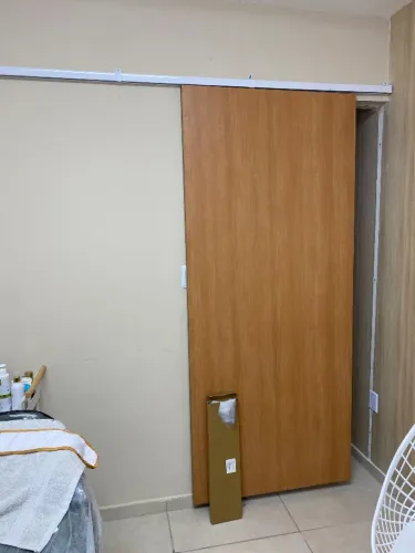 Porta de Correr com trilho e puxadores 
