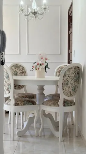 Conjunto cadeiras medalhão e mesa provençal 