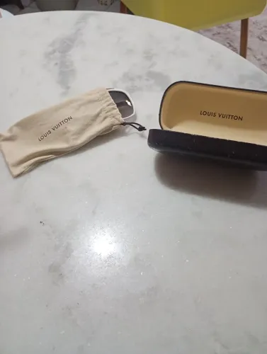 Óculos branco Louis Vuitton novíssimo