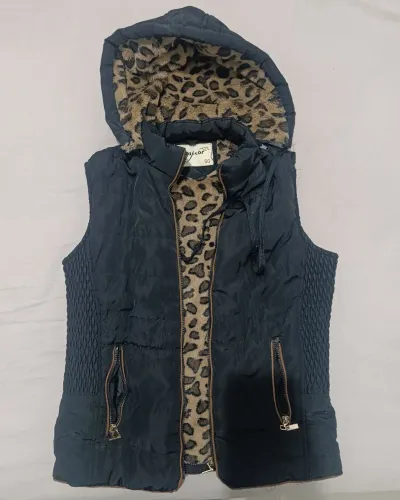 Colete com forro de pelinho, Tam. GG mas veste um M. Sem avaria.