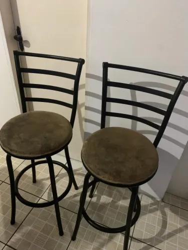 Kit com 2 banquetas altas em excelente estado!