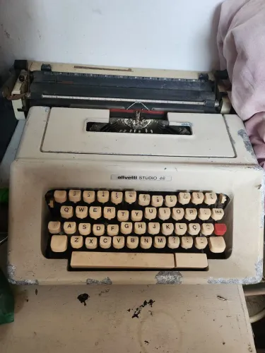 MÁQUINA DE ESCREVER