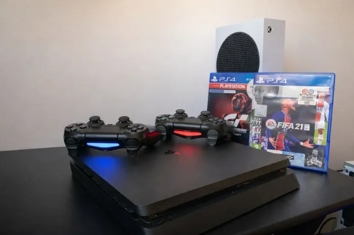 PS4 Slim 1TB Com 2 Controles + 2 Jogos + PS Plus