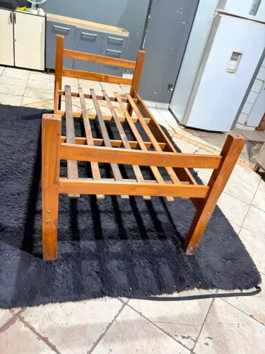Cama de madeira solteiro conservada ((ENTREGO GRATIS))