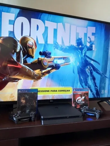 PLAYSTATION 4 SLIM 1TB + 2 JOGOS + 2 CONTROLES ANALÓGICOS