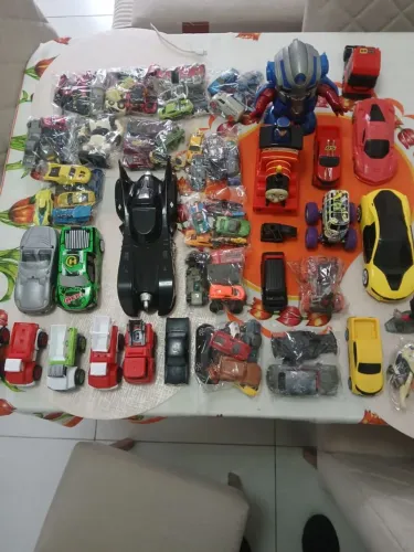 Lote de carrinhos cerca de 50 itens