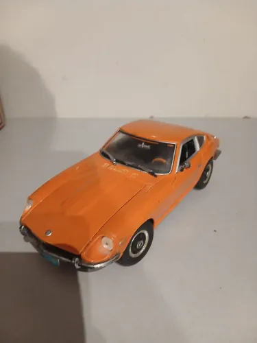 Miniatura Datsun 240Z 1971 Maisto 1:18 - Laranja (Colecionador)