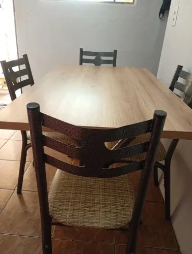 Vende uma mesa com 4 cadeira  semi novas  tudo perfeito 