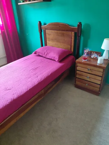 Cama de solteiro, criado mudo,escrivaninha,rack e 2 prateleiras pequenas