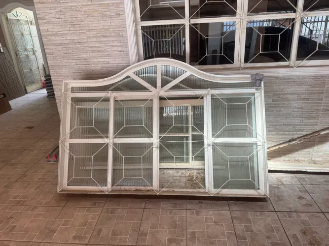 Janela, porta e material de construção