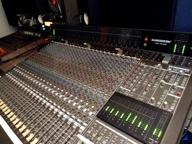 Behringer Mx 8000 excelente estado video da mesa funcionando