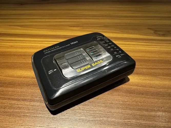 Walkman Aiwa HS-TA263W restaurado, toca fitas e rádio AM/FM funcionando