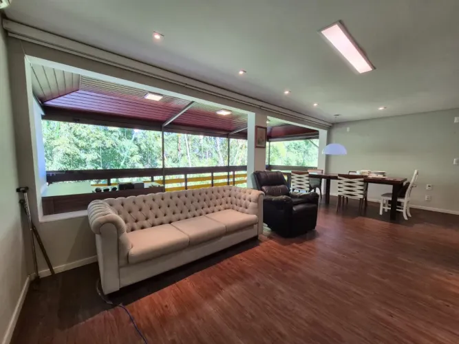 Apartamento de 4 qtos e 2 vgs em Ponta das Canas