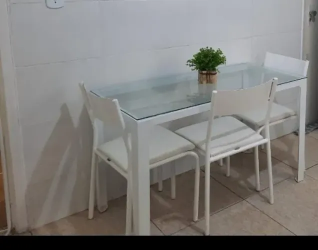 Vendo mesa de ferro com tampo de vidro 