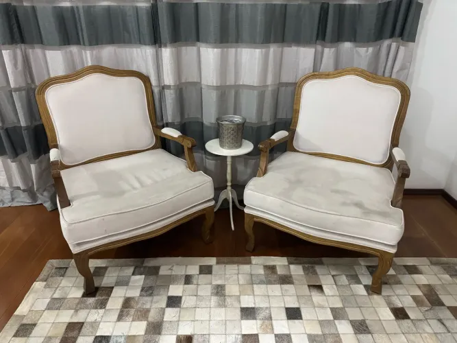 Par de Poltronas Clássicas de Madeira Estofadas