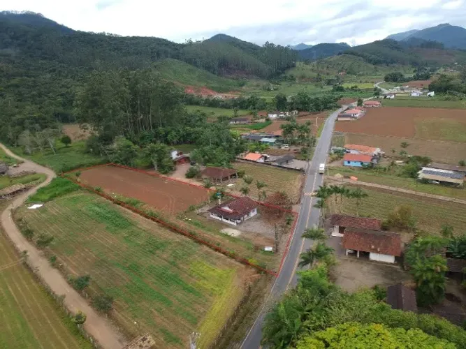 Casa com 2 quartos e amplo terreno no bairro Oliveira, Tijucas/SC
