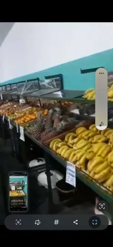 Prateleiras de verduras e frutas