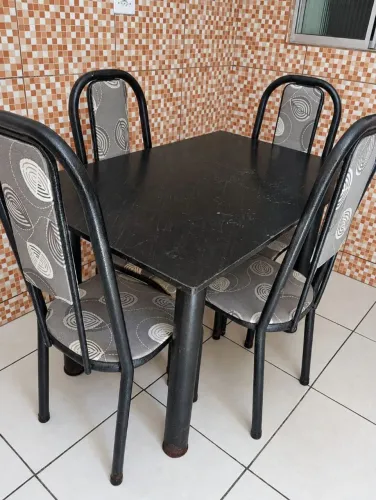 Mesa com 4 cadeiras 