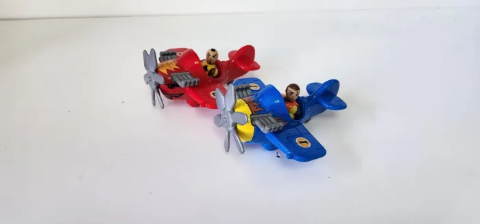 Dupla Aviões Batalha Imaginext com personagens.