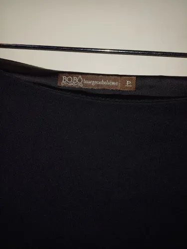 Saia Bobô semi-nova preta comprida,  com detalhes de renda na barra. 