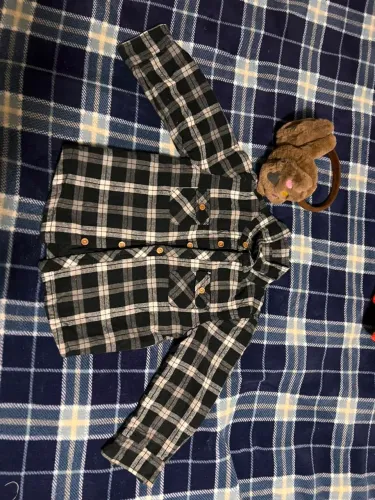 Varias camisa e blusas de marca infantil