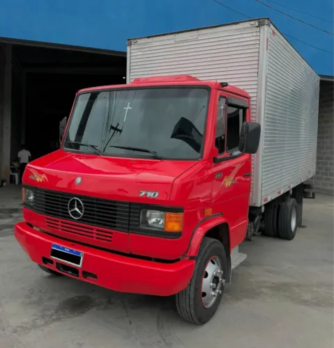 Caminhão  Mb 710 Plus  Baú 