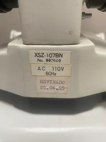 Microscópio binocular