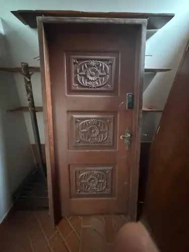 Porta trabalhada maciça de mogno com ferragens, fechadura e fechadura eletrônica portal