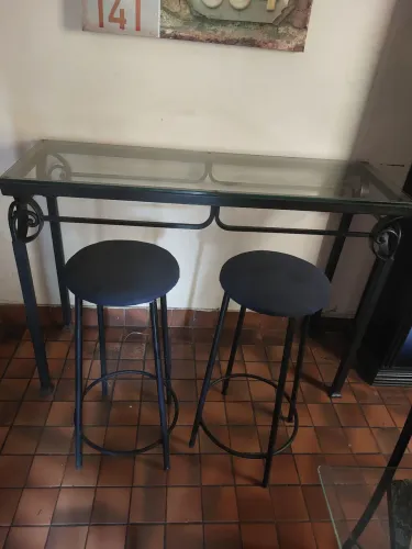 Aparador rústico colonial ferro e vidro com 2 bancos
