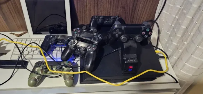 PLAYSTATION 4 FAT + CONTROLES + SUPORTE PRA CARREGAR