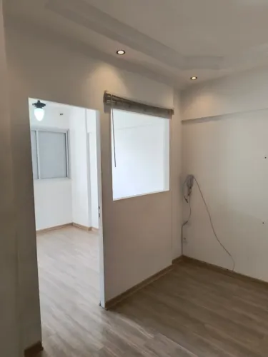 Kitnet Centro Nobre, Garagem, port 24 horas, laminado, divisória, andar alto, armários