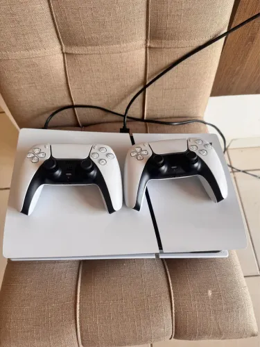 PS5 Slim Físico - 2 controles