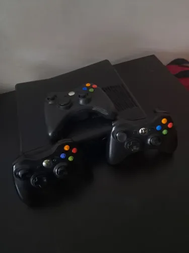 XBOX 360 desbloqueado+Vários jogos+1 controle original e 2 genéricos.