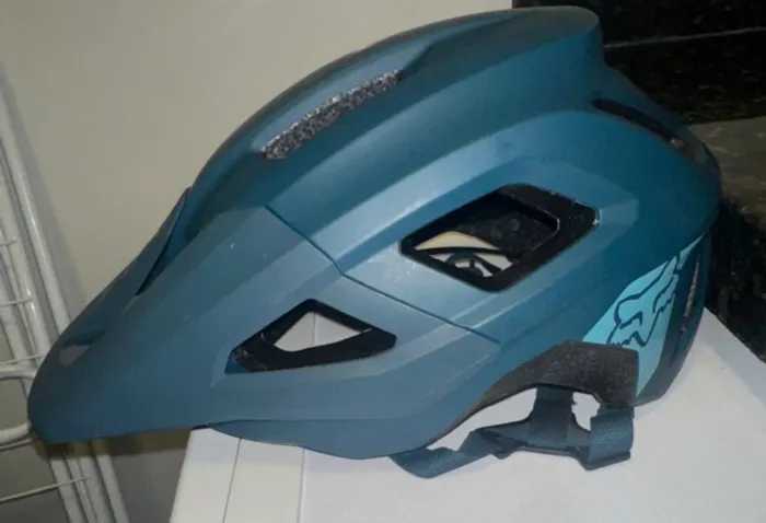 Vendo capacete para bike, marca FOX com tecnologia mips, pouco usado + luva FOX