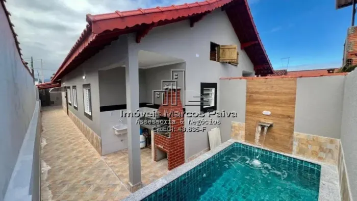 Casa Nova com Piscina à Venda em Mongaguá 2 Dormitórios, Suíte e Área Gourmet Próxima à P