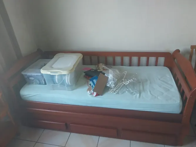 Cama de madeira com colchão