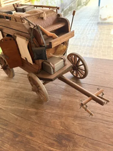 Carruagem Miniatura Velha Oeste em Madeira Rica em Detalhes