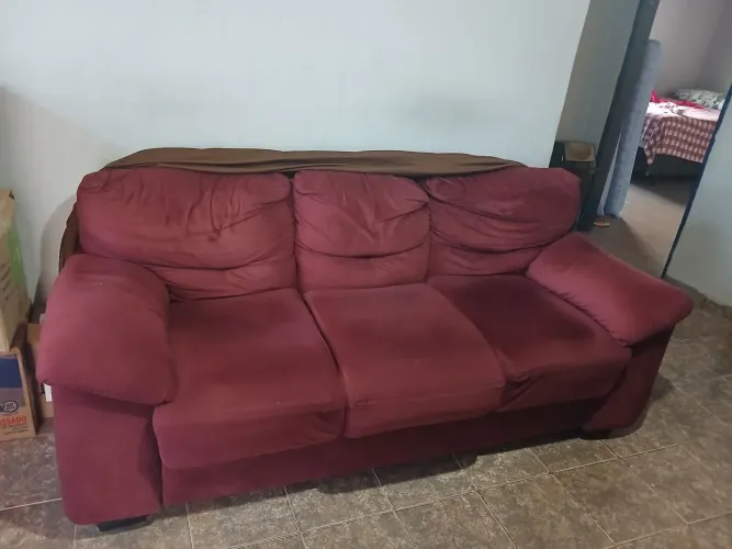Sofa de 2 e 3 lugares cor vindo ( capa marron de brinde )