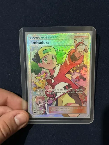 Carta Pokémon Imitadora fullart colorida condição média com amassos