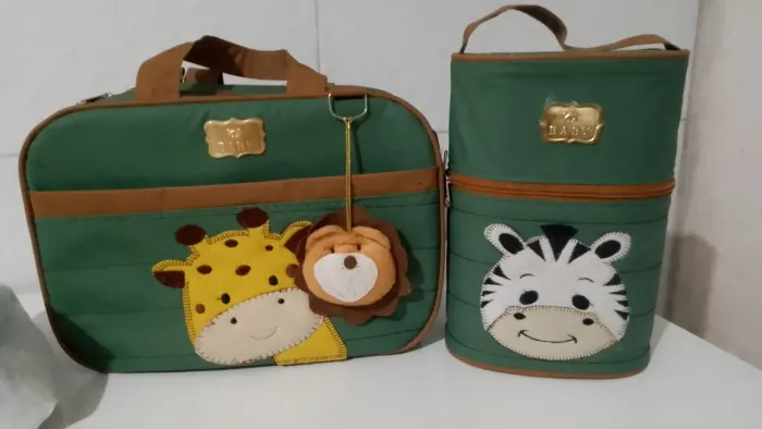 Bolsa pequena e porta mamadeira térmico tema safari